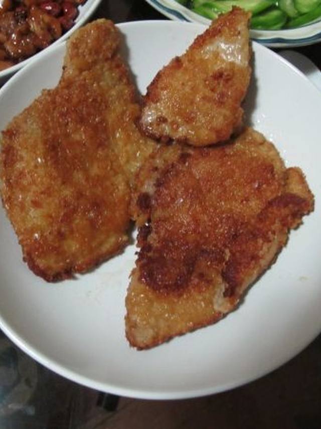 Crisp breaded pork cutlets with lemon wedges and parsley