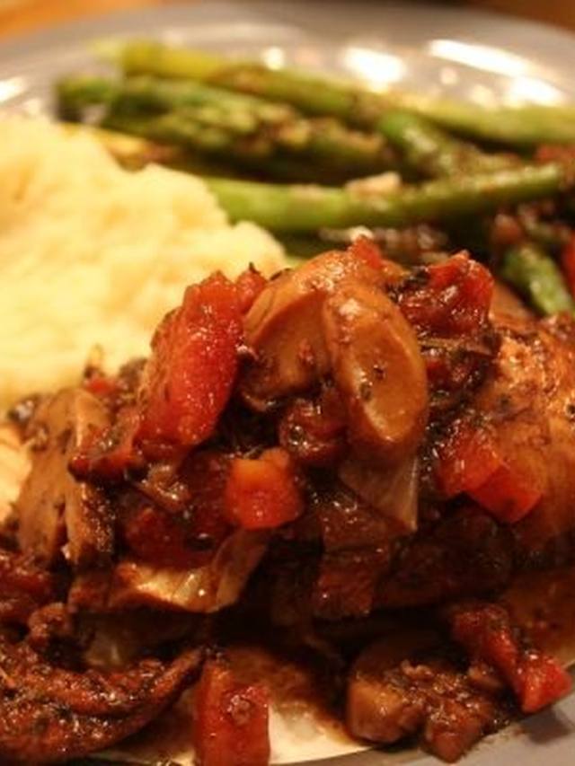 Sliced chicken breast with balsamic glaze and sautéed peppers