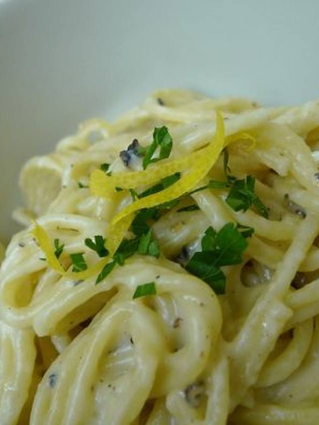 A bowl of cacio e pepe with cracked pepper