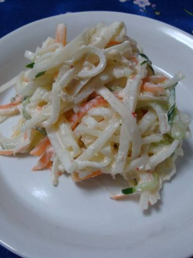 A bowl of creamy coleslaw