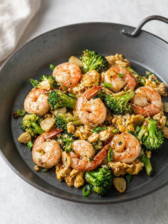 Shrimp and soft egg pieces with broccoli in a thin soy glaze.