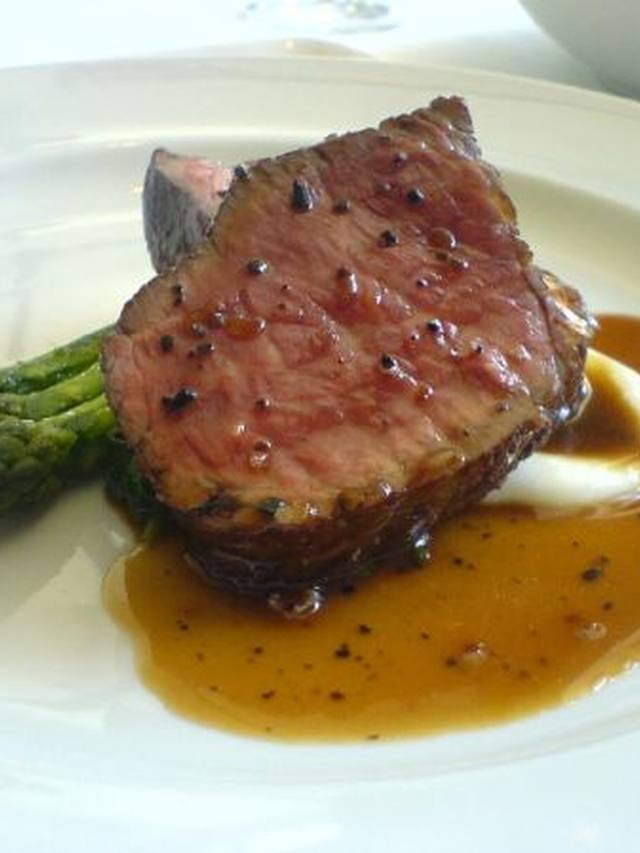 Sliced sirloin with asparagus on a platter