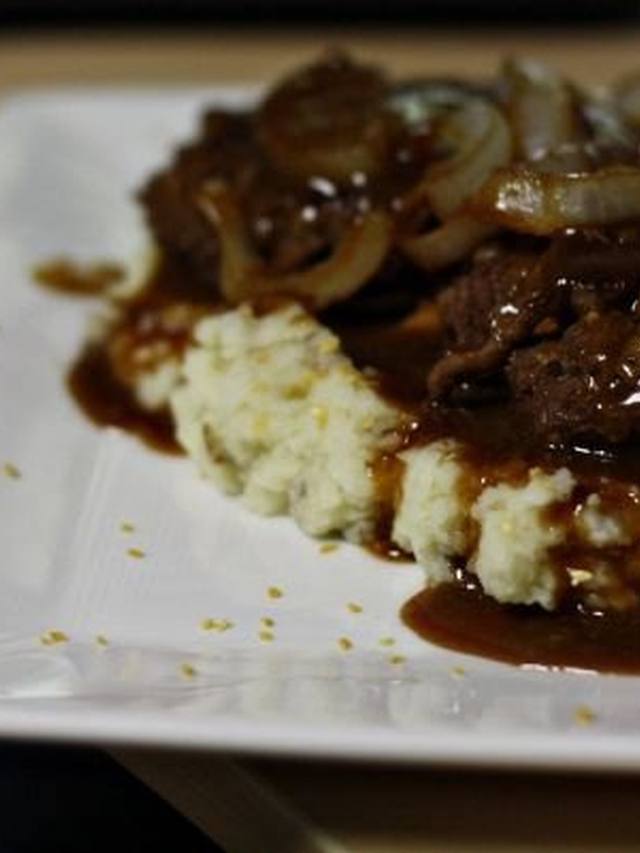 Salisbury steak patties in brown onion mushroom gravy