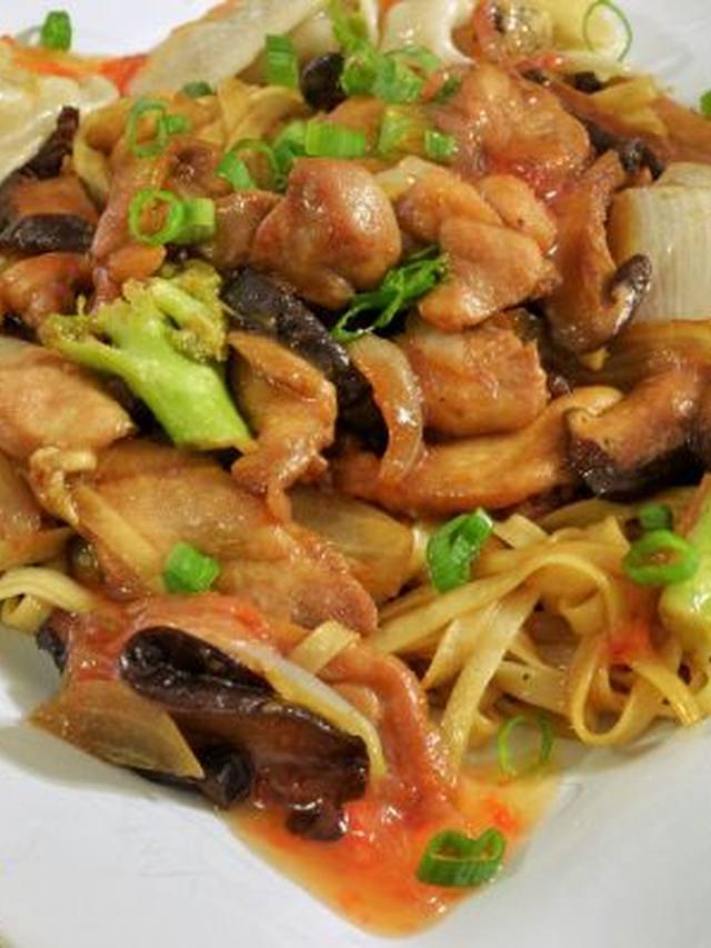 Chicken lo mein in a skillet with cabbage and carrot